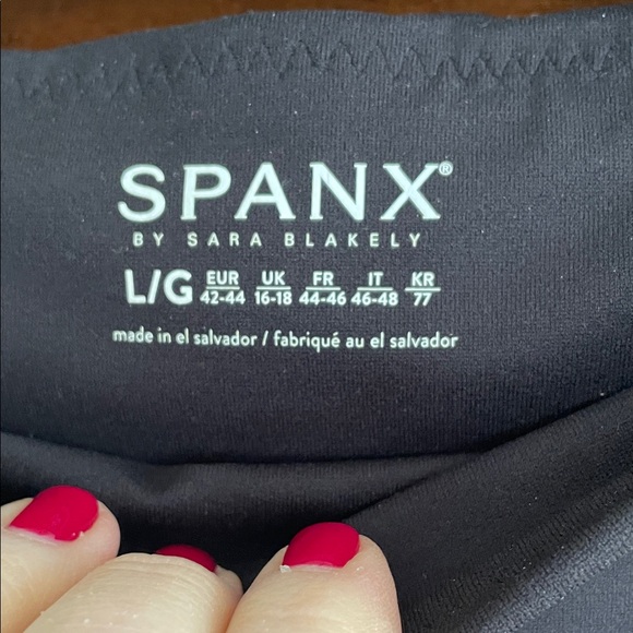 NWT $110 SPANX Black Leggings with Silver Star Accents Large - Picture 4 of 8